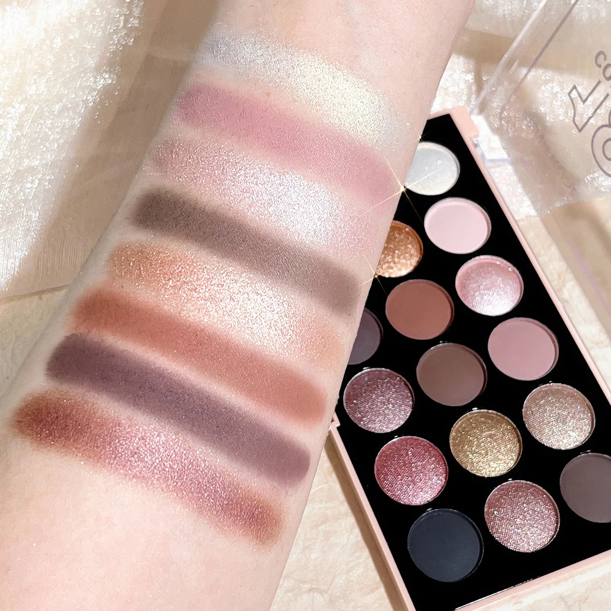 18-Color Eyeshadow Palette – Matte, Shimmer, and Glitter Tones